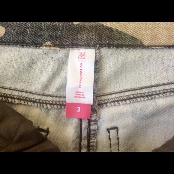 ❤️ NO BOUNDARIES Camo Cut-off Shorts - size 3 - Picture 4 of 4